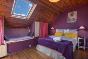 a bedroom with two beds and a window at Le Relais de Mont in Faye-dʼAnjou