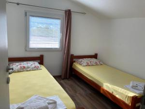 Postel nebo postele na pokoji v ubytování Mystras Apartments