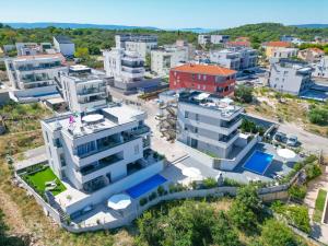 Άποψη από ψηλά του Luxury Apartment Dreams in Okrug with swimming pool, sea view, Wifi, parking