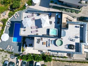 Bazén v ubytování Apartment Alegria in Okrug with heated Pool, Sea view, Jacuzzi, Wifi nebo v jeho okolí