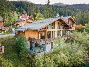 uma vista superior de uma casa de madeira na floresta em 200m ski slopes - Chalet Manora - Courchevel La Tania em Courchevel
