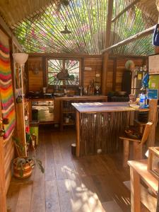 uma cozinha com piso em madeira e um tecto em Finca La Selvita em Buritaca