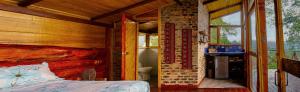TV a/nebo společenská místnost v ubytování BAUMHAUS Cabañas rusticas con jacuzzi privado