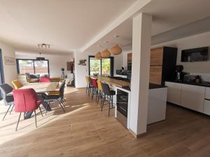 Una cocina y un comedor con mesa y sillas. en Carpe Diem, en Jullouville-les-Pins