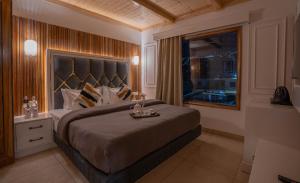 Un dormitorio con una cama grande y una ventana en PerfectStayz Paradise, en Mussoorie