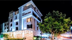 un edificio con un cartel en el costado en Hotel Executive Silver Inn, en Aurangabad