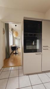 a kitchen with an oven and a living room at Ferienwohnungen Bentheimer Altstadt in Bad Bentheim