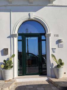 un ingresso a un edificio con porta verde di B&B Punta Cutieri a Gallipoli