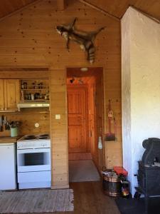 eine Blockhütte mit einer Küche mit einem Fisch an der Wand in der Unterkunft Haukeli Mountain Cabin in Vågsli