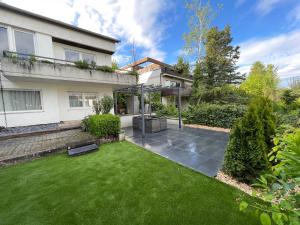 a garden with a lawn in front of a house at Tübingen - auf dem Österberg - free parking in Tübingen