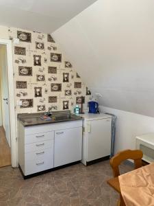 una cucina con lavandino e piano di lavoro di Familie Alber 1P a Elze