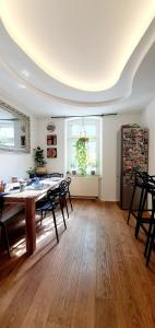 Dantas Apartment في نورنبرغ: غرفة طعام مع طاولة وبعض الكراسي