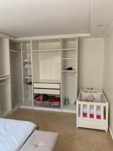 - une chambre avec des placards blancs et un lit dans l'établissement Appartement Yassine, à Essaouira