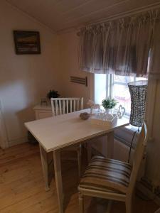 een keuken met een tafel en stoelen en een raam bij Kopparstugans Bed & Breakfast in Falun