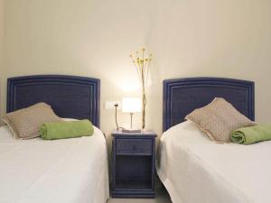 カルプにあるApartamentos Topacio Unitursaのベッド2台が隣同士に設置された部屋です。