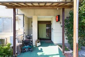 una casa con una moto estacionada fuera de ella en OYO Ryokan Hamanako no Yado Kosai - Vacation STAY 38823v, en Kosai