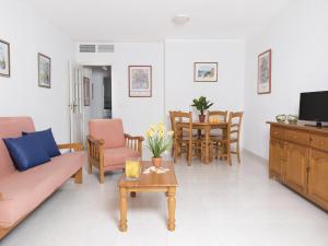 ein Wohnzimmer mit einem Sofa und einem Tisch in der Unterkunft Apartamentos Topacio Unitursa in Calpe