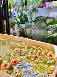 小琉球にあるFlowering Villaの窓際の花のテーブル