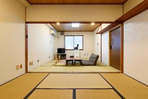 Na otwartym korytarzu znajduje się salon ze stołem. w obiekcie OYO Ryokan Hamanako no Yado Kosai - Vacation STAY 38825v w mieście Kosai