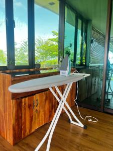 einen Schreibtisch mit einem Laptop darüber in der Unterkunft 4 Simple Minimalistic Rooms at Sunset Lodge - Eco Valley Retreat 