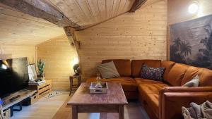 ein Wohnzimmer mit einem Sofa und einem Couchtisch in der Unterkunft Casa Do Oceano - Centre Ville - BY PRIMO C0NCIERGERIE in Tournus