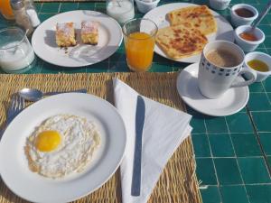 馬拉喀什的住宿－里亞德阿爾瑪姆辛旅館，餐桌,早餐盘和咖啡盘