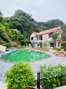 una piscina frente a una casa en Tam Coc Galaxy Villa en Ninh Binh