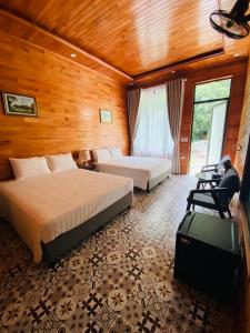 ein Schlafzimmer mit einem Bett und einem Schreibtisch in einem Zimmer in der Unterkunft Tam Coc Galaxy Villa in Ninh Bình
