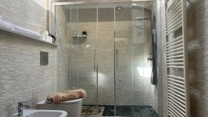 uma casa de banho com um chuveiro, um WC e um lavatório. em Appartamento "IL PORTICO" A SOLI 8 CHILOMETRI DA IMOLA E 7 CHILOMETRI DA FAENZA em Castel Bolognese