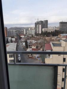 uma vista da cidade a partir de uma janela em Goodwill XXL10 em Tbilisi