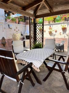 stół i krzesła na patio w obiekcie Villa Ninni w mieście Tarent