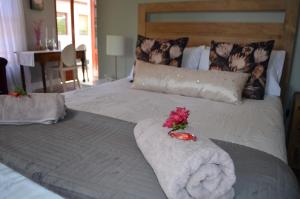 Postel nebo postele na pokoji v ubytování Gatsby Suite, with pool in quiet area, close to town + 29 fotografií