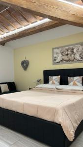 um quarto com uma cama grande num quarto em Appartamento "IL PORTICO" A SOLI 8 CHILOMETRI DA IMOLA E 7 CHILOMETRI DA FAENZA em Castel Bolognese