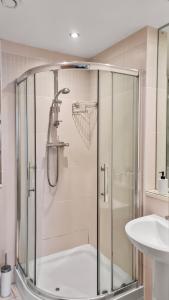 W łazience znajduje się kabina prysznicowa i umywalka. w obiekcie Sky High Ensuite Bedroom in Shared Apartment in Belfast City Centre w mieście Belfast