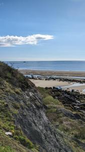 a beach with the ocean in the background at Maison de ville proche Le Portel 2 chambres in Outreau