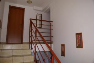 een wenteltrap in een gebouw met een deur bij Natural Mielno in Mielno