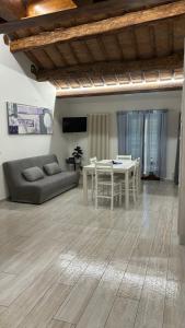 Posezení v ubytování Appartamento "IL PORTICO" A SOLI 8 CHILOMETRI DA IMOLA E 7 CHILOMETRI DA FAENZA