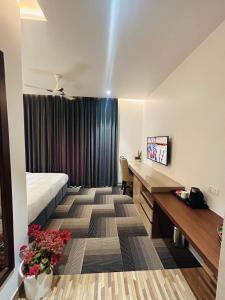 een hotelkamer met een bed en een bureau bij Eminence The Corbett in Jhirna