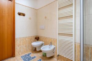 y baño con aseo y lavamanos. en Jolly private room with bathroom, en Venecia