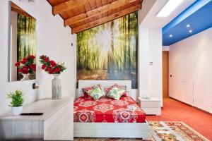 un dormitorio con una cama roja y una gran pintura en la pared en Jolly private room with bathroom, en Venecia