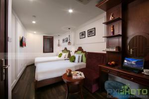 Postel nebo postele na pokoji v ubytování Vision Premier Hotel in Hanoi Central