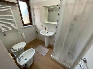 TorrimpietraにあるIl Glicine di Lunaのバスルーム(トイレ、洗面台、シャワー付)