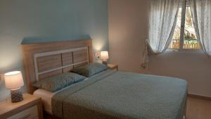a bedroom with a bed and two lamps and a window at Estrella in Mar de Cristal +43 photos