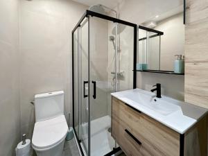 a bathroom with a shower and a toilet and a sink at Le Cosy Lagny - Appartement Cosy avec balcon vue sur Marne in Lagny +16 photos