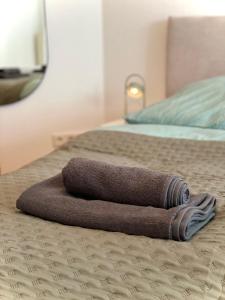 uma pilha de toalhas sentadas numa cama em 110qm - 4 Zimmer - privat Parkplatz - zentral - Balkon - MalliBase Apartments em Kassel