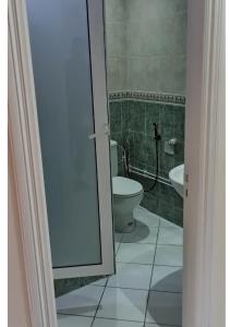 Ένα μπάνιο στο appartement julia au centre ville agadir dans résidence borj dalat +20 φωτογραφίες