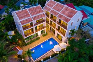 an aerial view of a building with a swimming pool at Én Mansion Hoi An in Hiếu Nhơn