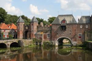 un vieux château avec un pont sur une rivière dans l'établissement Spacious holiday home, centrally located, near National Park, à Soest
