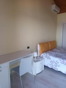 - une petite chambre avec un bureau et un lit dans l'établissement B&B LE FORNACELLE, à Rio Marina