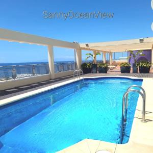 Πισίνα στο ή κοντά στο Sunny Ocean View apartment